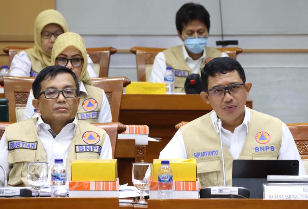 Kepala BNPB Letjen TNI Suharyanto S.Sos., M.M., (kanan) bersama Plt. Sekretaris Utama BNPB Rustian (kiri) menyampaikan paparan dalam rapat kerja antara BNPB dengan Komisi VIII DPR RI di Kompleks Senayan, Jakarta Pusat, Selasa (30/5). Dalam rapat kerja tersebut BNPB mengusulkan penambahan anggaran untuk tahun 2024 senilai 1 triliyun rupiah.